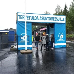MESSIALA PEASISSEPÄÄS JA TERVITUSTEKST ELAMUMESSI KÜLASTAJATELE SEINÄJOKI LINNAS. Ametlik sissepääs ja tervitusvärav – Soome elamumess 2016 Seinäjoki linnas.