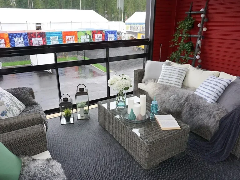 KAASAEGSE PUITKONSTRUKTSIOONIGA KORRUSELAMU MUGAV JA SISUSTATUD TERRASSIALA SEINÄJOKI ELAMUMESSIL. Puidust korruselamu hubane klaasitud terrass ja rõdu – Soome elamumess 2016 Seinäjoki linnas.