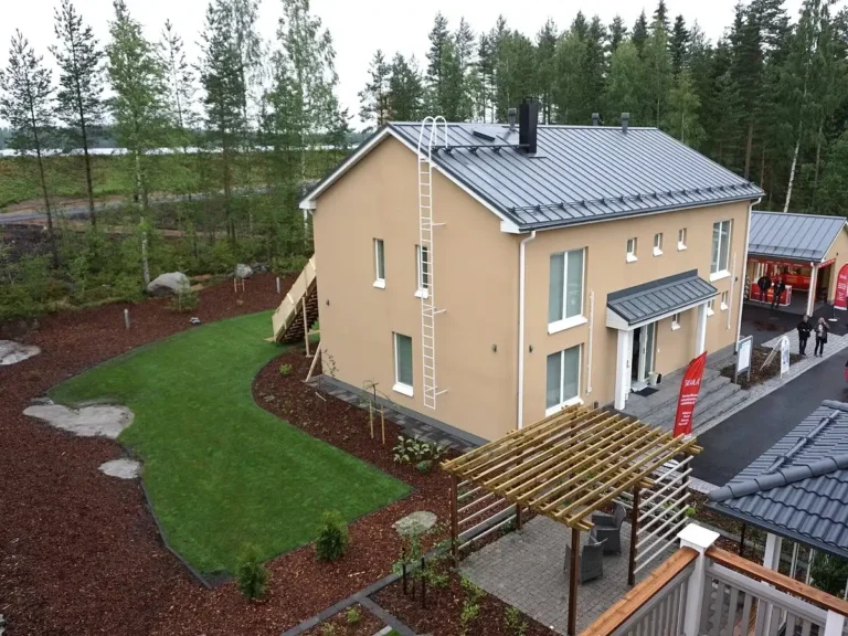 KORREKTSE TURVAVARUSTUSE JA VIHMAVEESÜSTEEMIGA ELAMURAJOONI NÄIDISMAJA SEINÄJOKI MESSIL. Kahekorruseline kaasaegne elamu ja kaldkatus – Soome elamumess 2016 Seinäjoki linnas.
