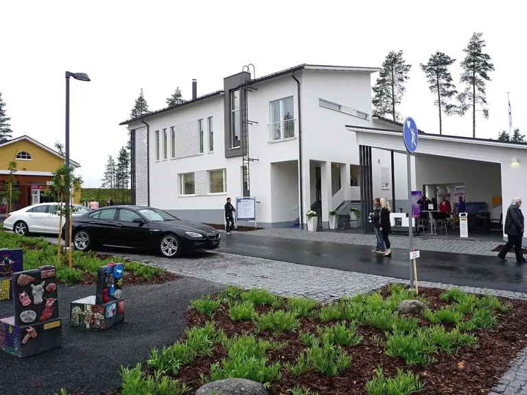 FUNKTSIONAALNE JA MINIMALISTLIKU ARHITEKTUURIGA KAHEKORRUSELINE ERAMU SEINÄJOKI NÄIDISKVARTALIS. Kaasaegne valge fassaadiga elamu ja katuselahendused – Soome elamumess 2016 Seinäjoki linnas.