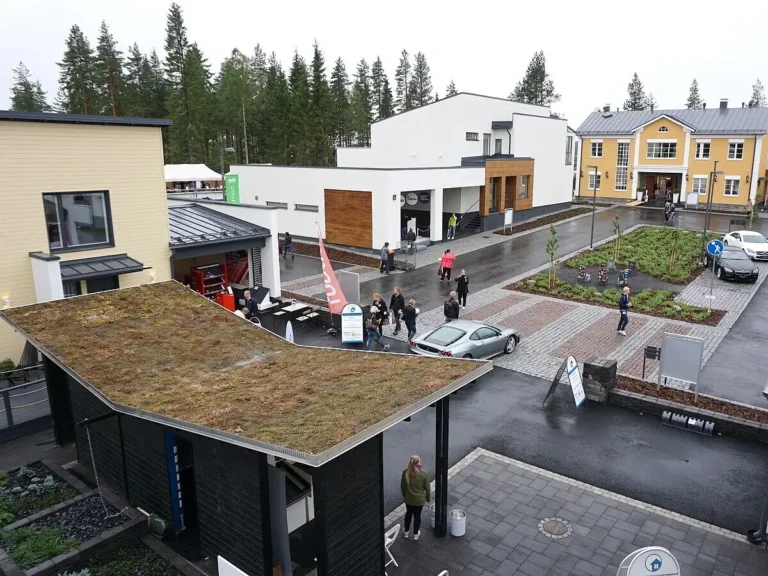 TRENDIKAS JA KESKKONNASÄÄSTLIK HALJASTATUD LAMEKATUS SEINÄJOKI ELAMUMESSI NÄIDISOBJEKTIL. Kaasaegne haljastatud rohekatus ja messikvartal – Soome elamumess 2016 Seinäjoki linnas.
