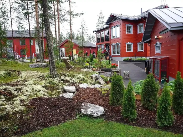 HUBANE PUNASE PUITVOODRIGA ELAMU JA TERVIKLIK AIAKUJUNDUS SEINÄJOKI ELAMUMESSIL. Kaasaegne puitvoodriga eramaja ja haljastus – Soome elamumess 2016 Seinäjoki linnas.