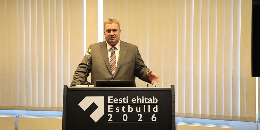 Peakoolitaja Alo Karu esinemas lamekatusealasel koolitusel messil Eesti Ehitab 2026 – OÜ Evari Ehitus spetsialistid