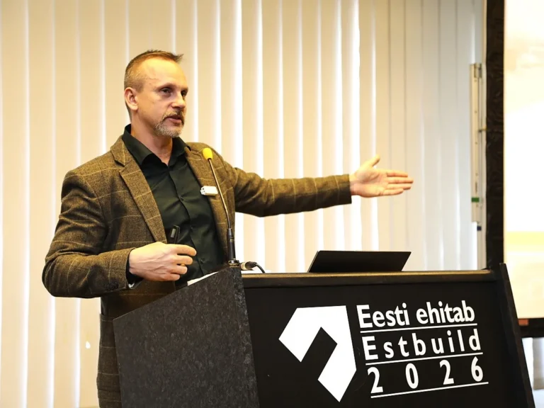 KOOLITUSE KÜLALISESINEJA TUTVUSTAMAS KAASAEGSEID LAHENDUSI JA INSENERTEHNILISI ASPEKTE MESSI EESTI EHITAB 2026 SEMINARIL. Külalisesineja kõnelemas lamekatusealasel koolitusel messil Eesti Ehitab 2026 – OÜ Evari Ehitus