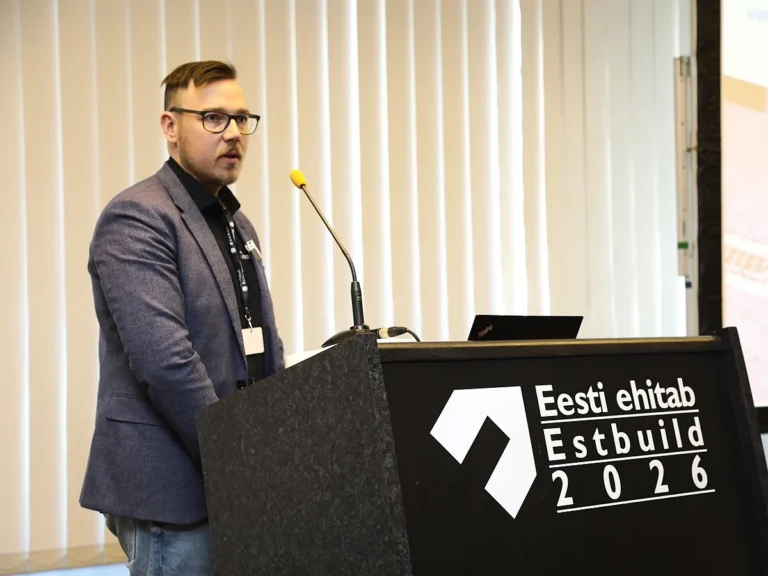 NOPHEDRAIN BV TEHASE ESINDAJA TUTVUSTAMAS KAASAEGSEID LAMEKATUSE MATERJALE JA TOOTJAPOOLSEID TEHNILISI NÕUDEID MESSI EESTI EHITAB 2026 SEMINARIL. Nophedrain BV tehase esindaja kõnelemas lamekatusealasel koolitusel messil Eesti Ehitab 2026