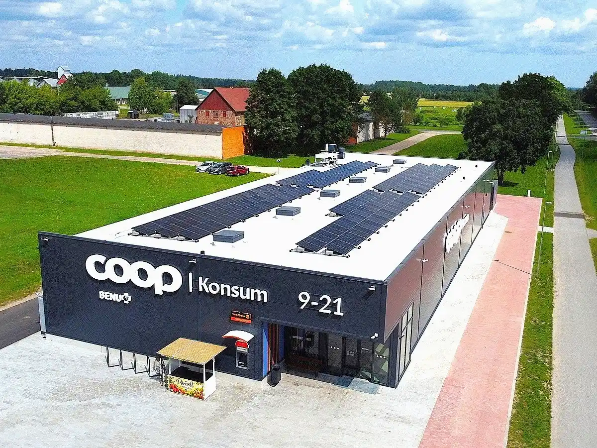 Aerofoto uuest Luunja COOP Konsumi kauplusest koos päikesepaneelidega kaetud heleda lamekatusega Peru põik 1 aadressil