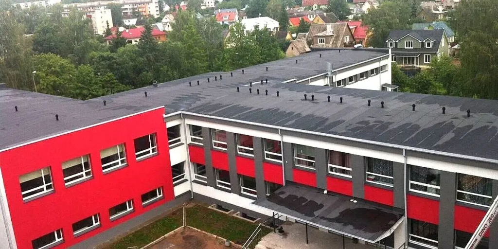 Hoonete energiatõhusus ja kaasaegne katuse lisasoojustamine korterelamu lamekatusel.