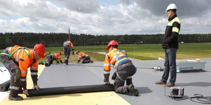 Katusefirma Evari Ehitus meistrid lamekatuse kattekihi ja soojustuse paigaldamisel