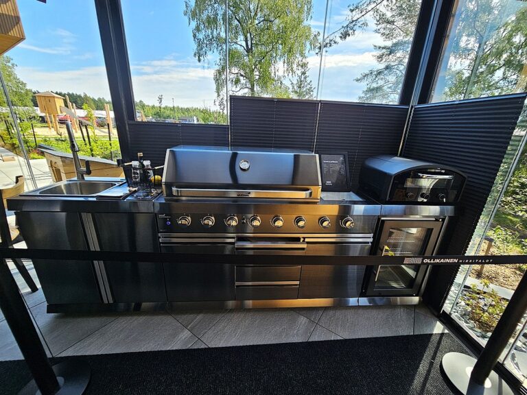 TÄISVARUSTUSES ROOSTEVABAST TERASEST VÄLIKÖÖK NÄIDISELAMU VILLA SYDÄN KLAASITUD TERRASSIL: GRILL, KRAANIKAUSS, KÜLMIK JA PITSAAHI SAIKKA ELAMURAJOONIS. Soome Elamumess 2026 Lempääläs – näidiselamu Villa Sydän väliköök ja grillinurk klaasitud terrassil Saikkas