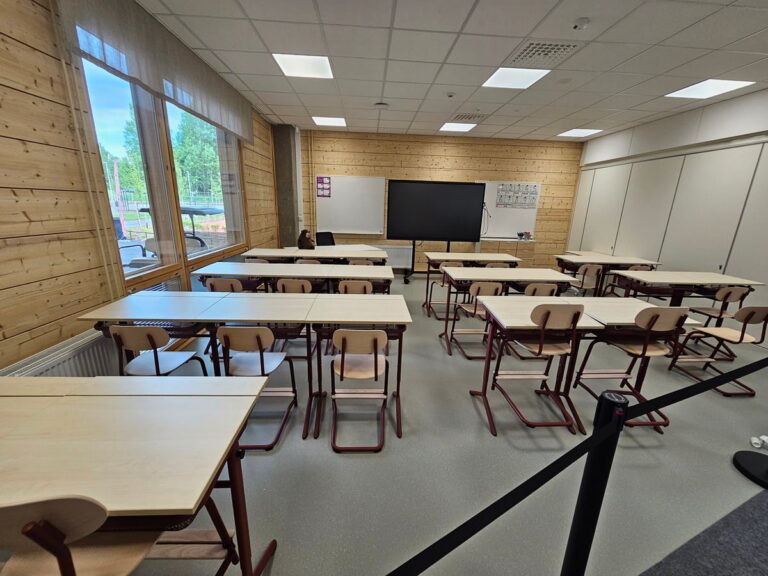 MODERNNE KLASSIRUUM ELAMUMESSIL: SAIKANTALO ALGKOOLI PUITVIIMISTLUSEGA ÕPPEKLASS, ESITLUSTEHNIKA JA ERGONOOMILISED LAUAD. Soome Elamumess 2026 Lempääläs – Saikantalo kooli puitseinaga klassiruum ja koolimööbel Saikkas