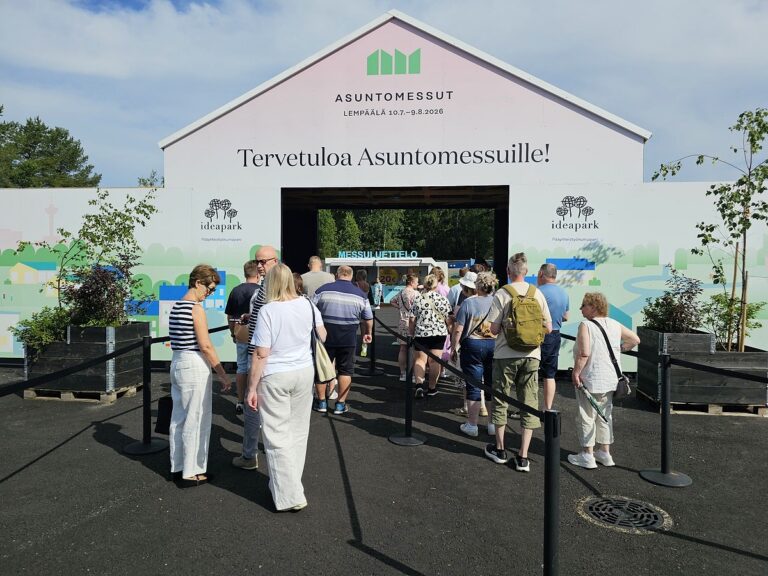 LEMPÄÄLÄ ELAMUMESSI (ASUNTOMESSUT 2026) PEAVÄRAV, KUSTKAUDU TUHANDED KÜLASTAJAD SUUNDUSID TUTVUMA UUTE NÄIDISELAMUTE JA EHITUSTRENDIDEGA. Soome Elamumess Lempääläs 2026 – elamumessi peavärav ja külastajate sissepääs