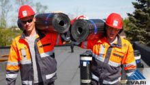 Bituumenmaterjalist rullide transport katusel Bituumenmaterjalist rullide transport SBS kattega katusel