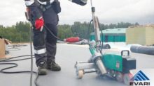 PVC plastrullmaterjali automaatkeevitus katusetööde tegemisel PVC plastrullmaterjali automaatkeevitus katusetööde tegemisel