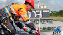 Katusekatte keevitamine käsifööniga PVC katusekatte keevitamine käsifööniga katuseräästas