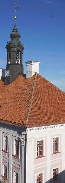 Vaade hotelli katuselt Tartu raekojale Lamekatuste ehitus Tartus Ülikooli 14 hotellile Lydia