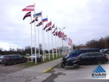 Katusemeistrite MM Riia näitushalli ees olevad lipud